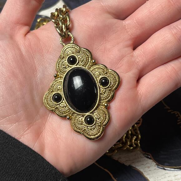 Vintage Large Gold Tone Chain and Onyx Stone Pendant Statement Necklace - Picture 2 of 8